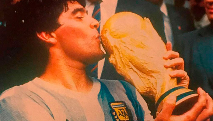 Maradona alzando la copa en el 86.