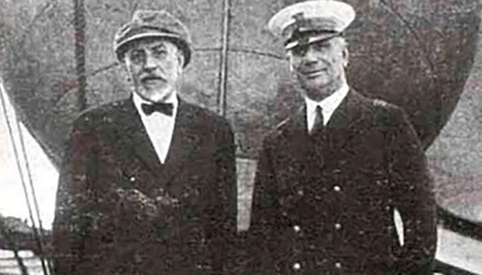 A la derecha, el capitán Simone Gulì.