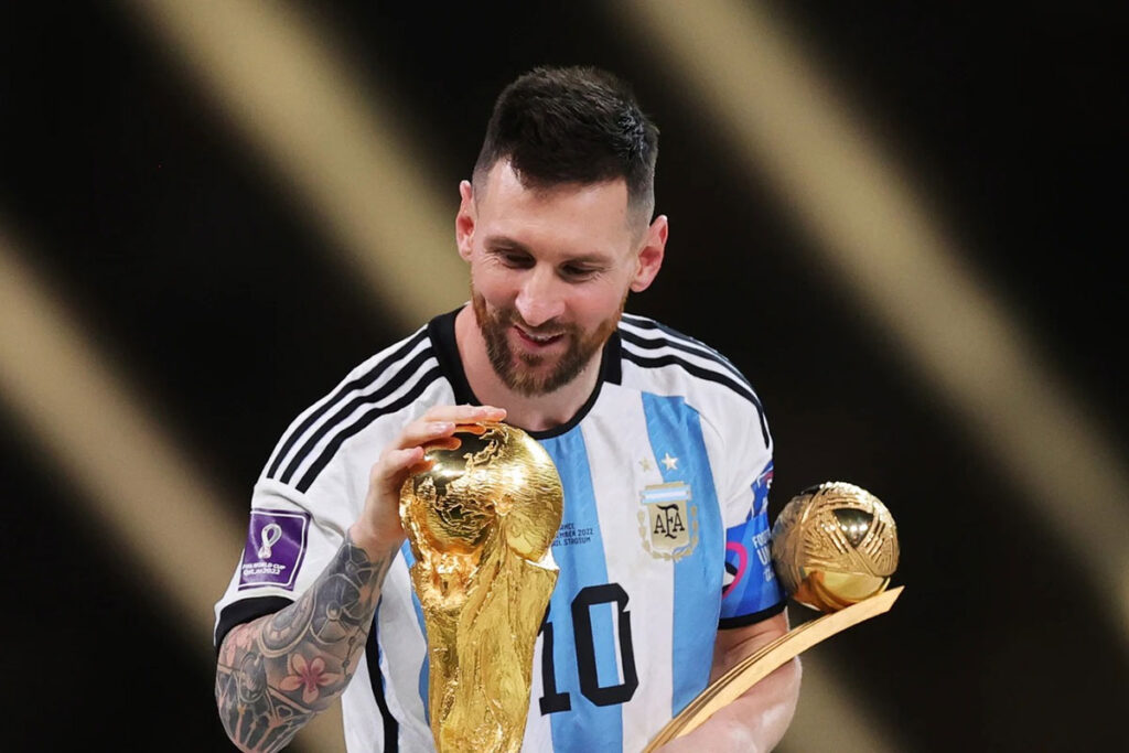 Messi, el día de la premiación, con la auténtica Copa del Mundo FIFA.