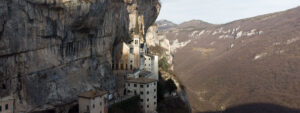 Es uno de los santuarios más espectaculares del norte de Italia.