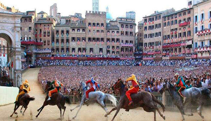 El Palio de Siena, la mayor carrera de caballos de Italia, se realiza el 16 de agosto.